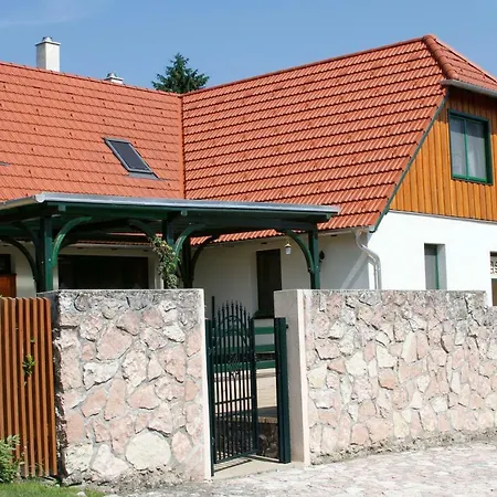 Guest house Sasfeszek Vendeghaz